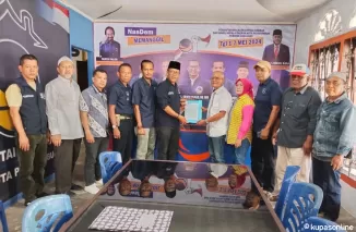 Relawan Zulmaeta ngambil formulir pendaftaran ke Dewan Pimpinan Daerah (DPD) partai Nasdem Payakumbuh, di sekretariat setempat, Rabu 1 Mei 2024.