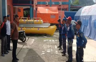 Satu Regu Personil Damkar Pessel Diterjunkan Untuk Membantu Bencana di Kabupaten Tanah Datar