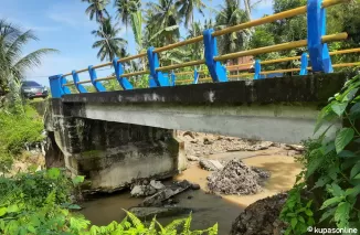 ondisi terkini kerusakan struktur bagian bawah jembatan Surau Gadang Tonggak di Kecamatan Pariaman Timur Kota Pariaman.(Trisnaldi).