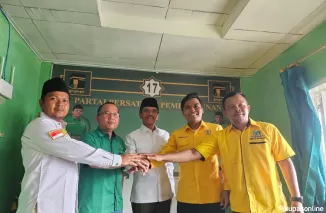 Safaruddin Dt. Bandaro Rajo yang juga bupati incumbent, datang ke kantor DPC PPP Limapuluh Kota, untuk mendaftar sebagai calon bupati periode mendatang dari PPP, Senen 20 Mei 2024 siang.