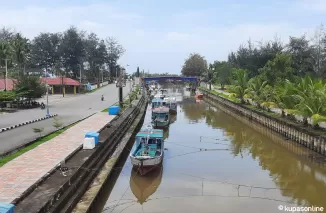 Dermaga tempat sandar kapal di Muaro Pariaman tanpa rubber fender.(Trisnaldi).