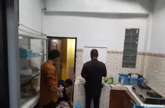 Pekerjaan rehab Sarpras yang sedang dilakukan di Labling Libgkungan Kota Pariaman.(Trisnaldi).