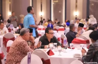 Wako Zul Elfian Umar (kiri baju batik coklat muda) dan Kepala daerah lainya, saat menghadiri acara Pengantar Tugas Jabatan Danrem 032/Wirabraja di Padang.