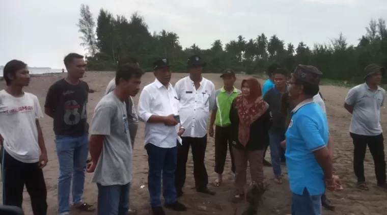 Bupati Pessel Gerak Cepat Berikan Solusi Penggalian Aliran Sungai Pasar Baru Bayang