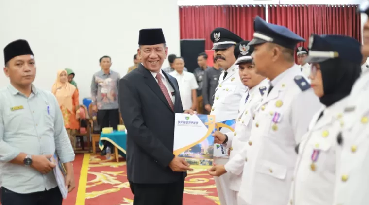 Bupati Rusma Yul Anwar Kukuhkan Kembali 122 Walinagari Se-Pesisir Selatan