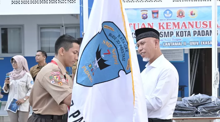 Gubernur Mahyeldi Salurkan Bantuan dari MKKS N/S Kota Padang untuk Pelajar SMP yang Terkena Dampak Lahar Dingin