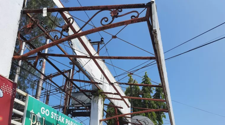 Halte rusak di Jalan Imam Bonjol. tak jauh dari Kantor Balaikota Pariaman.(Trisnaldi).