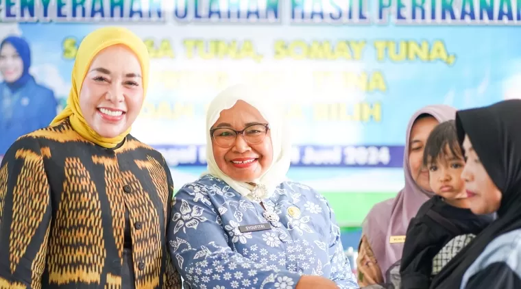 Ketua Umum Forikan, Hj. Emiko,SP, (kiri) didampingi Kadis DPP, Ir. Syoufitri, saat menyerahkan bantuan Olahan Hasil Perikanan kepada masyarakat.