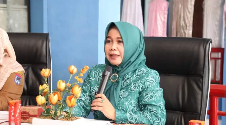 Ketua Dekranasda kota Payakumbuh Ny. Elfriza 'Chece' Zaharman saat bersilaturahmi dengan pelaku UMKM kota Payakumbuh di Pondok Promosi, Senin 24 Juni 2024.
