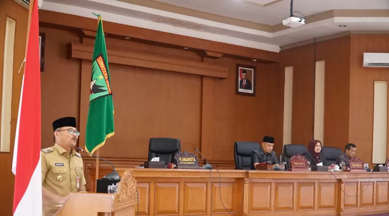 Mengenai Status Aset Incenerator yang Sudah Menjadi &quot;Bangkai&quot; Dijawab Pj. Wako Payakumbuh, di ruang sidang DPRD setempat, Senen 10 Juni 2024.