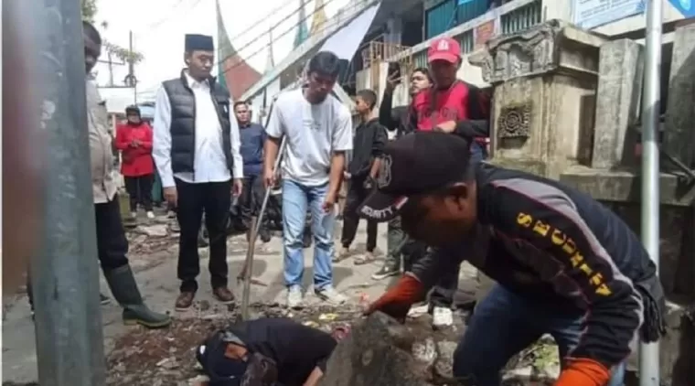 Bersihkan Drainase simpang Aur Bukittinggi