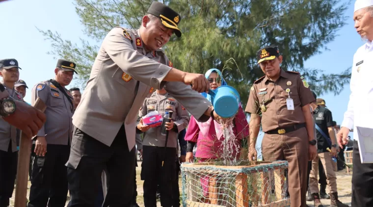 Polres Pasaman Barat Gelar Penanaman 1.000 Pohon di Pantai Muaro Sasak
