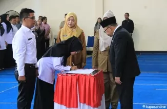 Bupati Agam Andri Warman serahkan Surat Keputusan (SK) pengangkatan sekaligus melantik dan mengambil sumpah