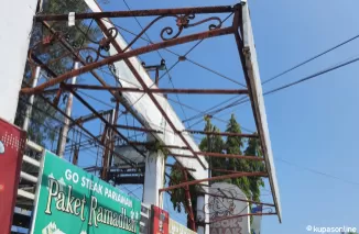 Halte rusak di Jalan Imam Bonjol. tak jauh dari Kantor Balaikota Pariaman.(Trisnaldi).