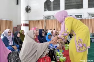 Ketua Tim Penggerak PKK Kabupaten Agam Yenni Andri Warman, memberikan trauma healing bagi ibu-ibu korban bencana banjir lahar dingin Marapi