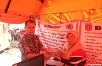 Pemerintah Kabupaten (Pemkab) Agam salurkan bantuan bencana dari Kabupaten Bengkalis kepada guru dan murid yang terdampak bencana banjir bandang