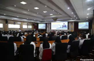 Rektor UNP Serahkan 92 SK PPPK untuk Dosen dan Tenaga Kependidikan