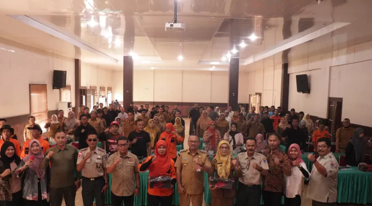 Pj Walikota Payakumbuh Suprayitno foto bersama usai Pelatihan Pencegahan dan Mitigasi Bencana kota Payakumbuh tahun 2024 di aula Dinas Peternakan Provinsi Sumbar, Selasa 02 Juni 2024.