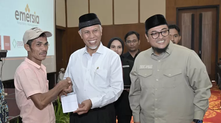 Gubernur Mahyeldi Apresiasi Emersia Group Yang Telah Memberikan Bantuan Rp5 Juta Untuk 158 KK Korban Bencana