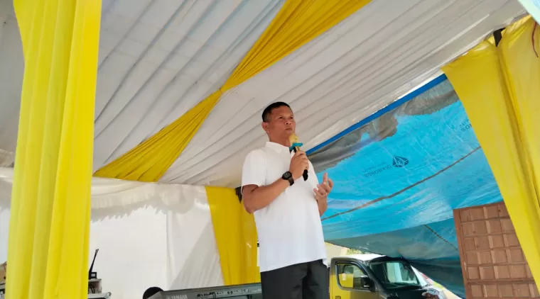 Sekretaris Daerah kabupaten Limapuluh Kota Herman Azmar ketika membuka gerak jalan santai yang berpusat di Ruang Terbuka Hijau (RTH) Mahkota Berlian, Rabu 24 Juli 2024.