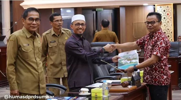 Pandangan Akhir Terhadap Dua Ranperda Disepakati Oleh Fraksi-fraksi DPRD Sumbar