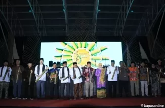Foto bersama saat pembukaan Payakunbuh Botuang Festifal (PBF) di Medan Nan Bapaneh kawasan Ngalau Indah, kota Payakumbuh Sumatera Barat, Kamis 11 Juli 2024 malam.