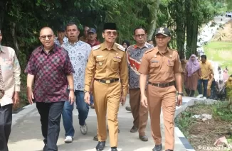 Bupati Limapuluh Kota Safaruddin Dt. Bandaro Rajo resmikan pemakaian jalan usaha tani melalui Dana Desa tahun 2024 di nagari Guguak VIII Koto kecamatan Guguak, Senin 15 Juli 2024.