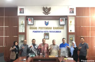 Usai rapat di ruang (Randang) rapat Walikota lantai II kantor Balaikota Payakumbuh, Kadis Pendidikan Dasril bersama pejabat lainnya, foto bersama dengan Pj.Wako Payakumbuh Suprayitno, Jumat 5 Juli 2024 sore.