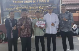 Kepala sekolah SMPN 2 Payakumbuh Defi Malidra, wakil kesiswaan dan guru Olahraga foto bersama dengan M.Habibi yang sukses mengharumkan Nama SMPN 2 Payakumbuh dan SSB Arafah di Tingkat Nasional