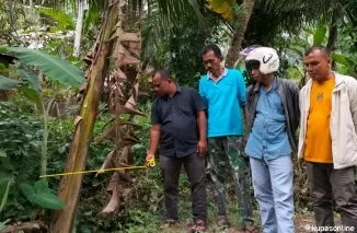 Saat pengukuran saluran irigasi di Korong Ajuang untuk pembangunan peningkatan kwalitas saluran.