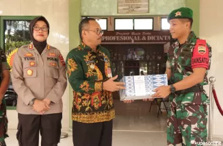 Melalui Satgas Pamgat Batalyon 131/BRS di Markas Batalyon 131/BRS, Kamis 04 Juli 2024. Pj Wako Payakumbuh Suprayitno serahkan bantuan untuk masyarakat Papua.
