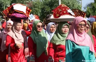 Bupati Agam Dr H Andri Warman MM beserta jajaran dan tamu undangan menikmati makan bajamba di Balairung Rumah Dinas Bupati Agam