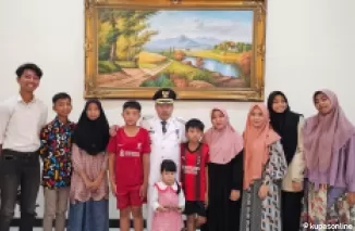 Andri Warman berkesempatan bertemu dengan salah satu anak asuhnya