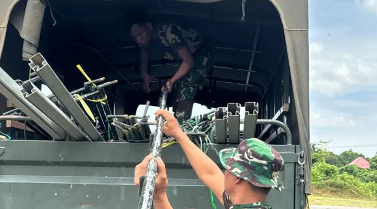 Pemasangan Rangka Tenda Untuk Acara Penutupan TMMD 122