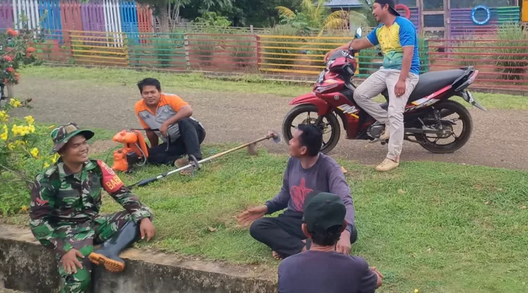Semangat Kebersamaan Satgas TMMD 122 Kodim 0914/TNT dengan Masyarakat