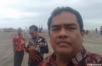 Dermaga Apung Pulau Angso Duo Kota Pariaman yang hanyut dan terdampar di Pantai Ulakan Padang Pariaman