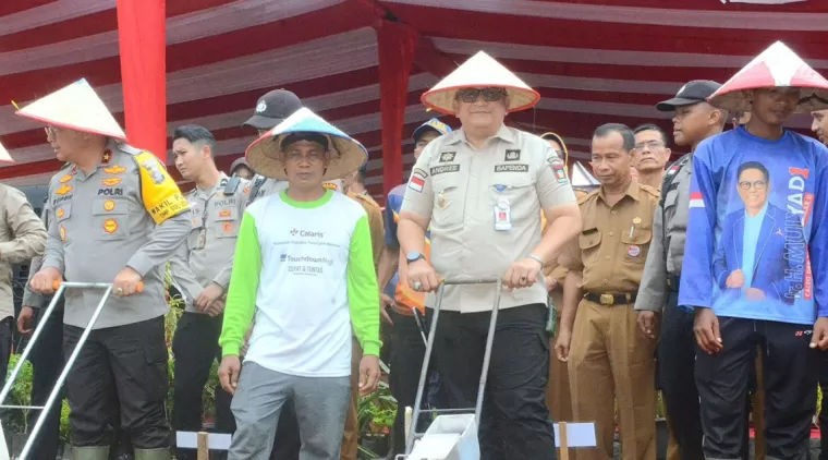 Kolaborasi untuk Ketahanan Pangan, Pj Wali Kota Padang Ikuti Aksi Penanaman Jagung Bersama Polda Sumbar