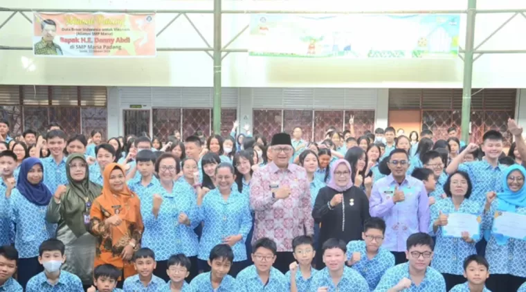 Pj Wali Kota Padang Luncurkan Buku Antologi Cerpen Karya Siswa dan Guru SMP Maria