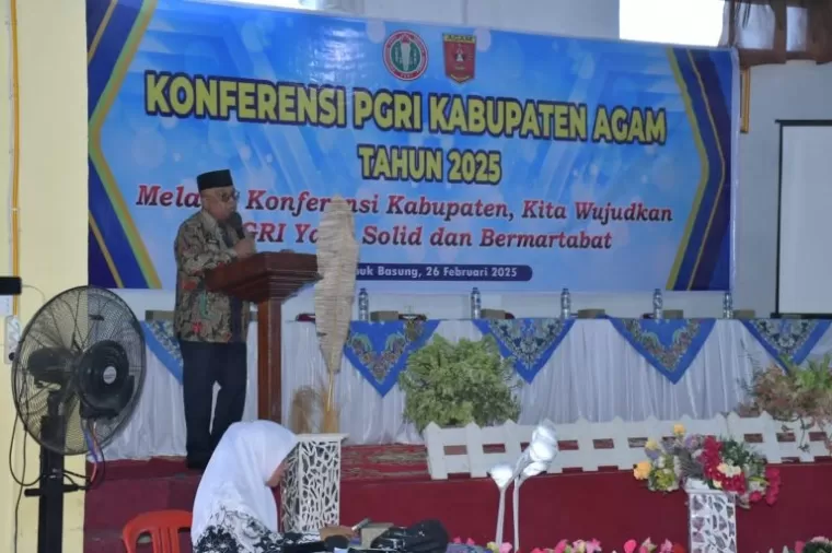 Bupati Agam yang diwakili Sekretaris Daerah Kabupaten Agam, Drs. H. Edi Busti, M.Si., secara resmi membuka Konferensi Persatuan Guru Republik Indonesia