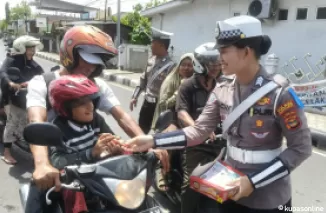 Pengendara Tertib Lalu Lintas diberikan Hadiah Coklat Oleh Petugas Operasi Keselamatan Krakatau