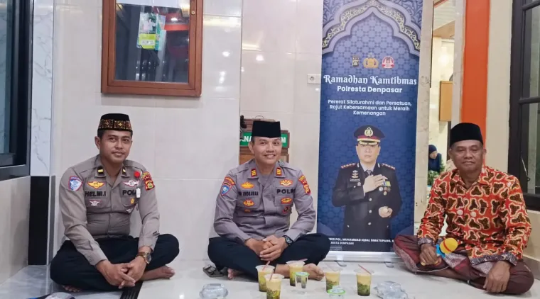 Berbagi Takjil dan Sambang ke Mushola Baitul Amanah, Sampaikan Himbauan Kamtibmas
