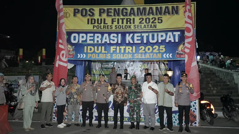 Foto bersama Ketika Meninjau Posko Mudik Lebaran 2025
