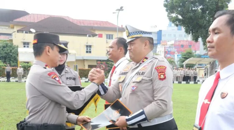 Kapolda Sumsel Irjen Pol Andi Rian Berikan Perhargaan Anggota Yang Berprestasi
