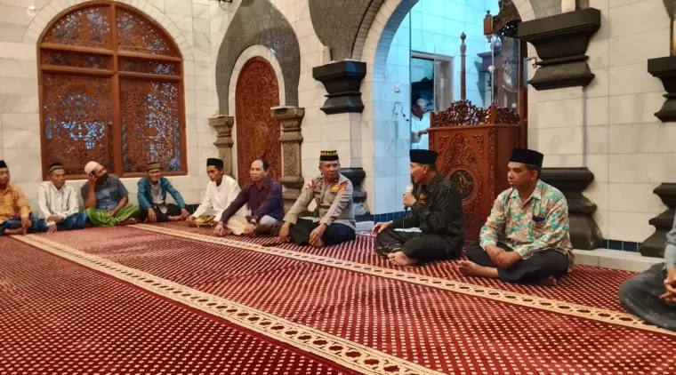 Kebersamaan di Bulan Ramadan, Kapolsek Dentim Buka Puasa Bersama di Masjid Al Hikmah