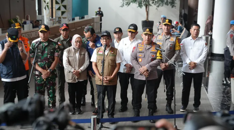 Menko PMK di Dampingi Panglima TNI dan Kapolri Kunjungi Pelabuhan Merak Cek Arus Mudik