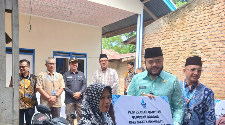 Perumda AM Padang Tebar Berkah Jelang Idul Fitri, Bedah Rumah hingga Bantuan Usaha