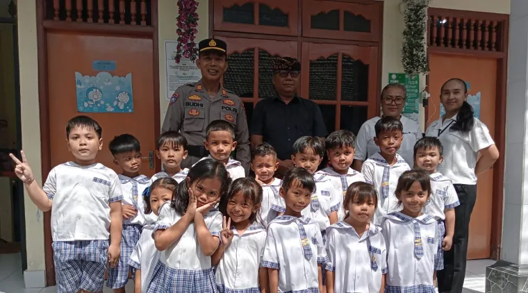 Program Polisi Sahabat Anak Polsek Denpasar Barat Kunjungi PAUD Nata Kids