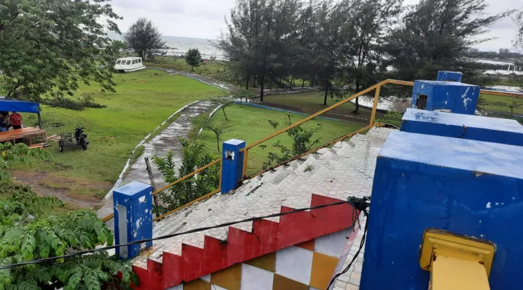 Kondisi salah satu tangga Gandoriah Bridge yang tak ada pagar pengaman.