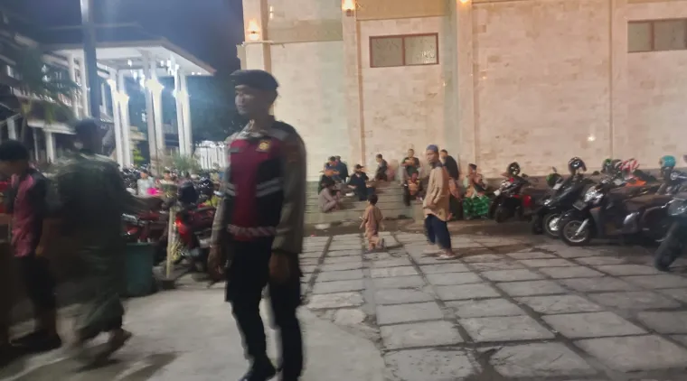 Sambangi Masjid Saat Subuh Oleh Personel Sat Samapta,  Pastikan Kamtibmas Kondusif Selama Ramadan