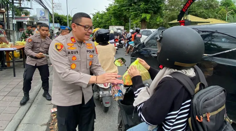 Sinergi TNI-Polri di Bulan Ramadhan, Polsek Kuta dan Denkav 4/SP Bagikan 200 Takjil kepada Pengendara